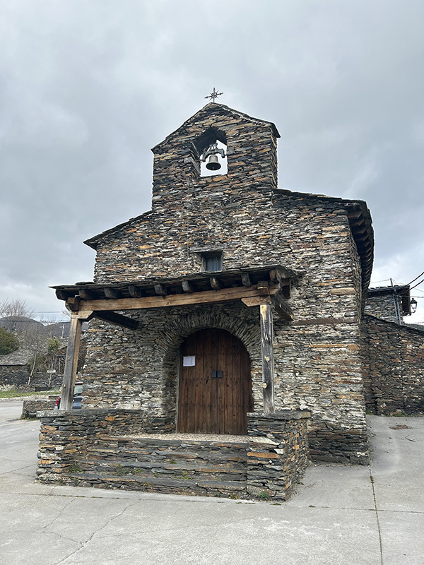Campillejo pueblo arquitectura negra Guadalajara