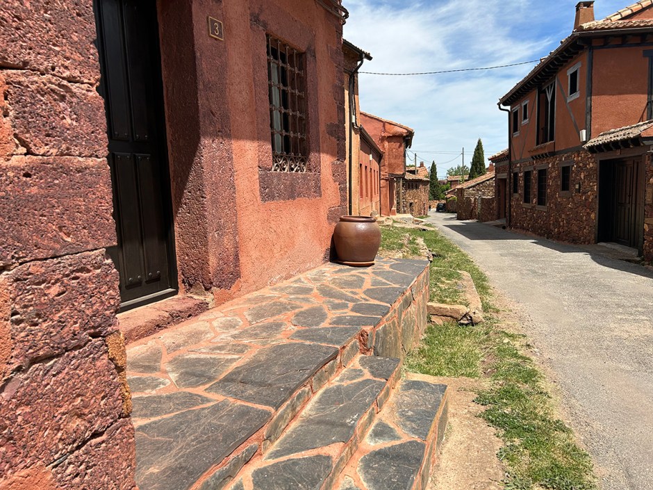 Madriguera pueblo rojo Segovia