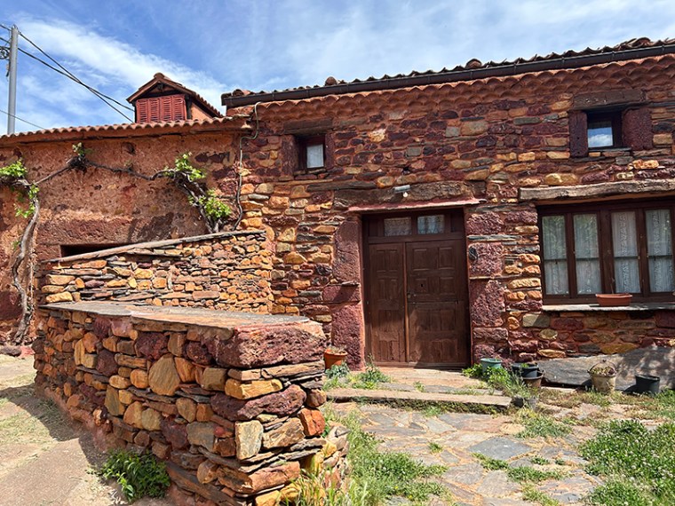 Pueblo rojo de Segovia Villacorta