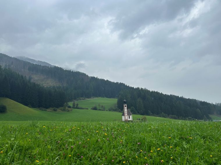 Iglesia de San Giovanni en Funes Dolomitas