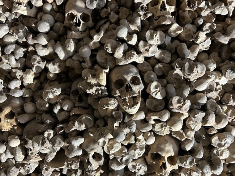 Mujer sonriente osario de wamba