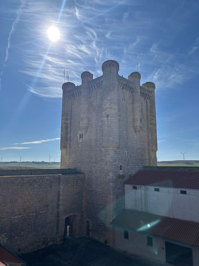 Patio de armas y torre del castillo de Torrelobatón