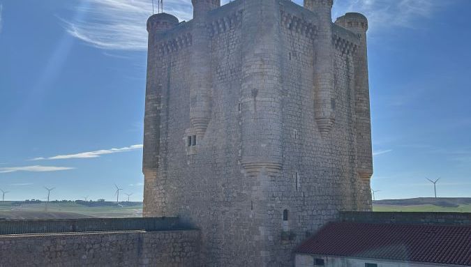 Patio de armas y torre del castillo de Torrelobatón